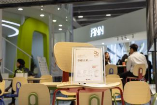 桌椅閃耀廣州家博會創(chuàng)新設計摘雙獎！AG真人旗艦廳三朗FINN系列餐(圖2)